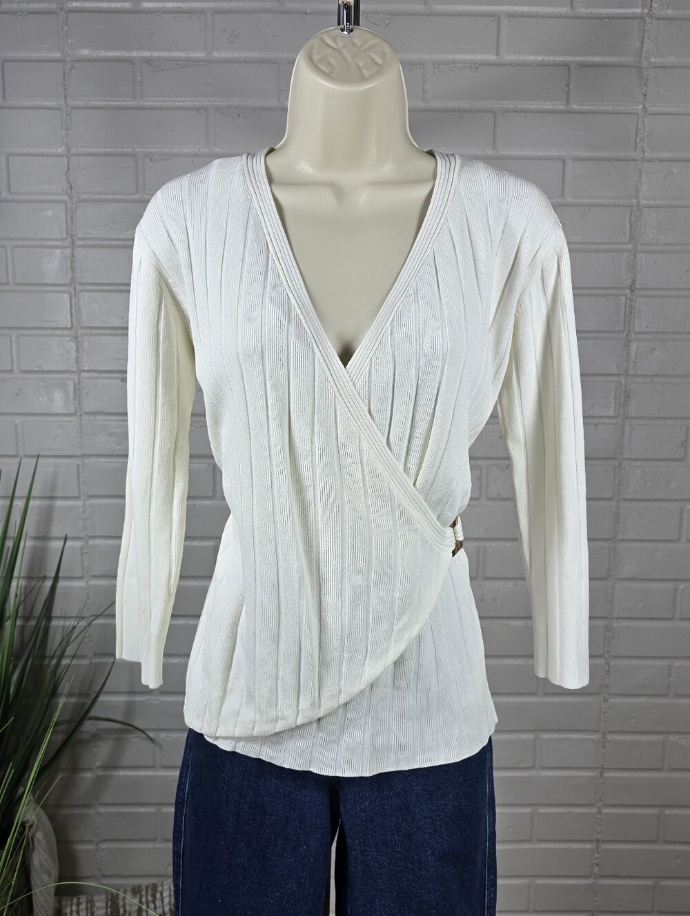 Amy Byer California Ivory Ribbed Wrap V-Neck Top Size Large